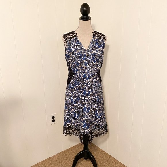 Elie Tahari V-Neck Sleeveless Blue and Black Floral Lace Wren Dress Size 8 - Picture 3 of 13